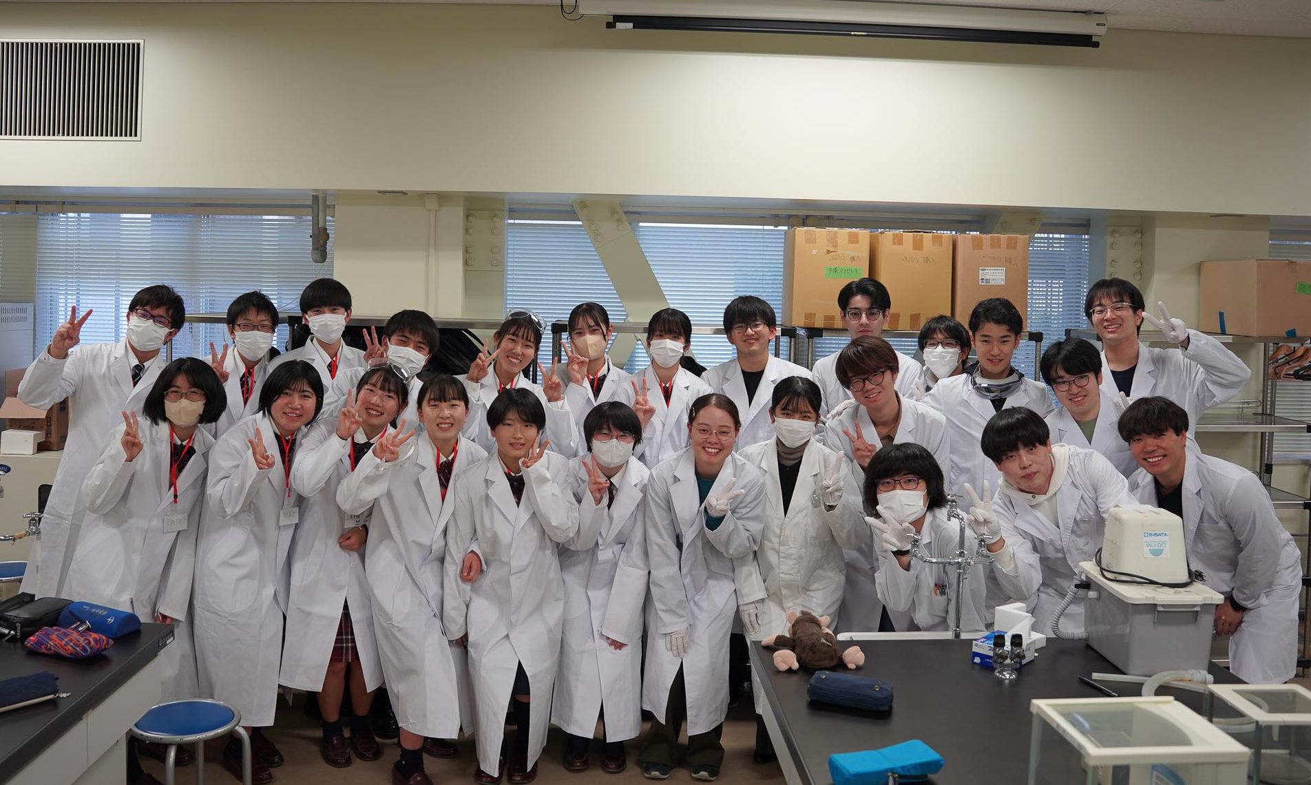 長崎大学全学微積サークルが創成館高校生徒と化学を楽しむ企画を開催